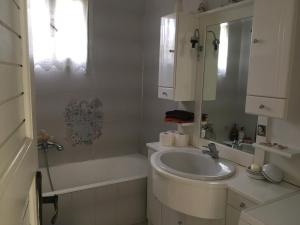 亚历山德鲁波利斯Vintage Beach House的白色的浴室设有水槽和浴缸。