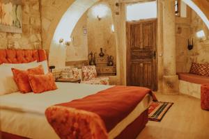 奥塔希萨尔Elaa Cave Hotel的卧室,卧室配有一张床,卧室位于带门的房间