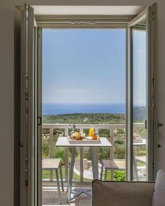 阿里奥波利斯Salvia Areopolis All Suite Hotel的海景客房 - 带桌子