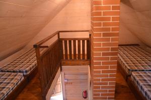 MägedeTõrvaaugu Holiday Homes的阁楼设有两张双层床和砖墙