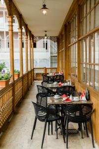 第比利斯Rasta Maidan Hotel的餐厅里一排桌椅