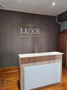 德班Luxe on Ridge Boutique Hotel的墙上有标志的豪华大堂