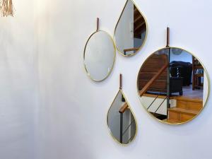 蒙塔迪特Casa Jonico的挂在墙上的镜子
