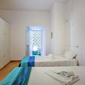 阿尔布费拉Residence Pé na Areia的带窗户的客房内的两张床