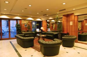 罗马阿卡德米亚酒店的大楼内一个带沙发和椅子的大堂