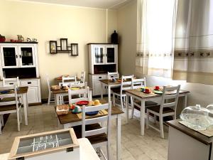TerralbaDomo Achenza的一间设有白色桌椅的用餐室