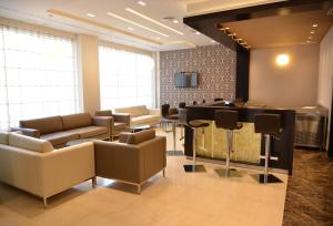 突尼斯萨马若斯酒店的带沙发的等候室和酒吧