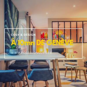 安纳马斯LE CHATELET- Parking Gratuit - Cosy et Design - à 10 mn de Geneve的配有桌子和椅子的房间