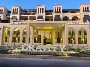 赫尔格达Gravity Hotel & Aqua Park Hurghada Families and Couples Only的前面有标志的大建筑