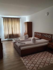 CoşnaPensiune Restaurant Cosna的一间卧室设有两张床和窗户。