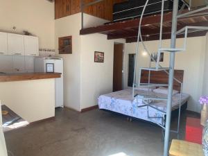 塞蒂拉瓜斯Kitnet - Apart Hotel 2的带双层床和厨房的客房