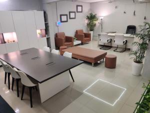 海得拉巴RESTEL STUDIO FLATS的一间设有桌椅的等候室