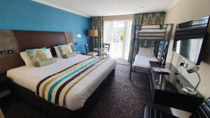 兰代洛耕地旅馆的酒店客房配有一张床和一张双层床。