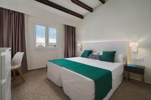 萨尔加AluaSun Far Menorca的一间设有大床和窗户的酒店客房