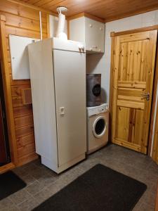 索特Kärpänrinne A的带冰箱和洗衣机的小厨房