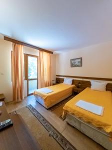 BozhenitsaПочивна база "Боженишки Урвич"的酒店客房设有两张床和窗户。