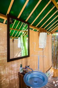 Montes da Estrada费古艾琳哈厄科图里斯默乡村民宿的浴室设有蓝色水槽和镜子