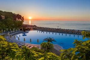 金沙Riviera Beach Hotel & SPA, Riviera Holiday Club - All Inclusive & Private Beach的一座背景海洋的游泳池