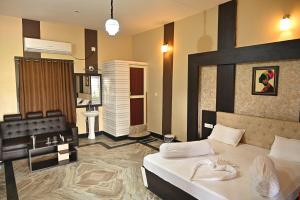 BalasoreBASANTA CONVENTION的一间酒店客房 - 带一张床和一间浴室