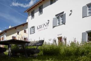 拉蓬Krone Säumerei am Inn的白色的建筑,上面写着一个修饰词