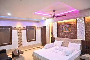 BalasoreBASANTA CONVENTION的客房设有一张床和一个吊扇。