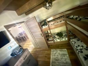 RužináChalet Rosa的客房享有高空的景致,配有1张床和衣柜。