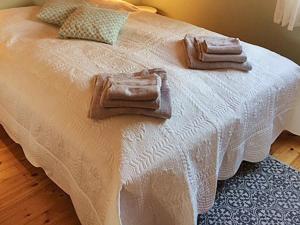Bru7 person holiday home in bru的白色的床,上面有毛巾