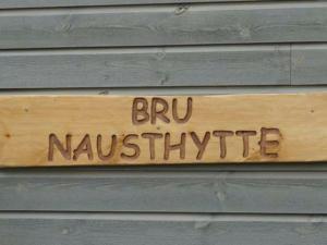 Bru7 person holiday home in bru的建筑物一侧的木标志