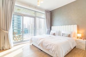 迪拜Full Marina View Luxury 2BR - Park Island Sanibel的卧室设有白色的床和大窗户