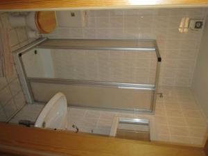 Bromberg斯塔赫尔森林旅馆的一间小浴室,内设卫生间