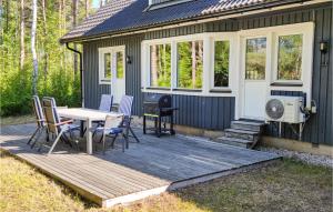 Västergarn古特比瓦根哥特兰托夫塔二号度假屋的小屋在甲板上配有桌椅