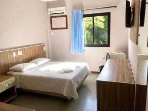 伊塔佩米林河畔卡舒埃鲁Hotel Rinkao的一间小卧室,配有床和窗户