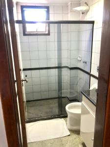 伊塔佩米林河畔卡舒埃鲁Hotel Rinkao的带淋浴和卫生间的浴室
