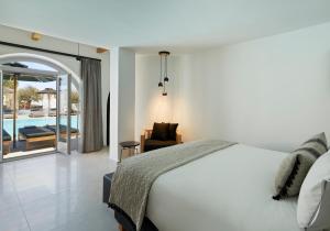 费拉卡利斯提酒店及套房的一间卧室配有一张床,享有游泳池的景色