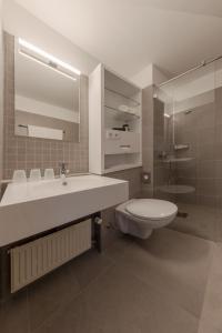 诺德奈Michels Gästehaus Meerzeit的浴室配有白色水槽和卫生间。