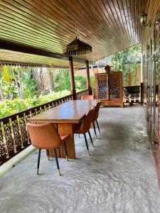 湄南海滩班拉加河内别墅酒店的天井上的木桌和椅子