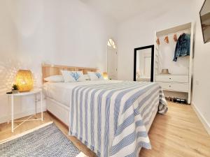 阿坎提拉德洛斯基Vista Azul的一间卧室配有一张带蓝白条纹毯子的床