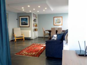 滨海波利尼亚诺Suite Minerva的客厅配有蓝色的沙发和桌子