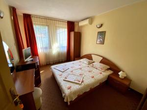 巴奇科伏Семеен Хотел Бачково的酒店客房,配有床和电视