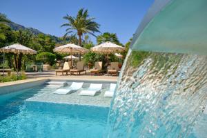 卡拉圣维森特La Moraleja The Quiet Hotel - Adults Only的度假村的游泳池配有椅子和遮阳伞