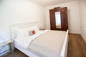 基茨比厄尔Kitz Apartments的一张大白色的床,位于带镜子的房间里