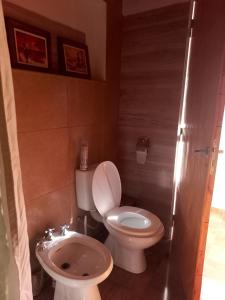 迈普LA PALMERA的一间带卫生间和水槽的小浴室