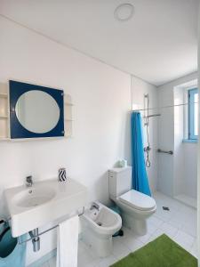 莫莱杜Xicotina 2的白色的浴室设有水槽和卫生间。