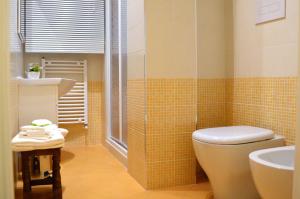 塔兰托Il Bisso的一间带卫生间和水槽的浴室