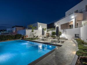 LivadiaSunset Elafonisi Apartments的夜间带游泳池的别墅