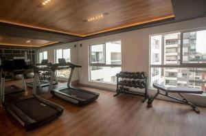 Chic Executive Apartment-Barranco的健身中心和/或健身设施