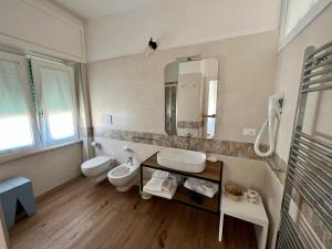 奥特朗托B&B Venti di Mare的一间带水槽、卫生间和镜子的浴室