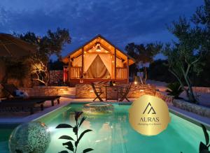 比奥格勒·纳·莫鲁AURAS - Glamping Eco Resort的房屋前带游泳池的豪华帐篷