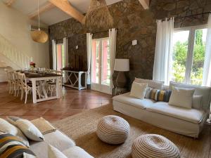 圣马克西姆Fantastic pool villa 900m to the beach; with extravagant big garden的客厅配有白色沙发和石墙