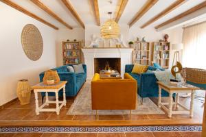 多列毛利诺斯巴拉达公寓酒店的客厅设有蓝色的沙发和壁炉